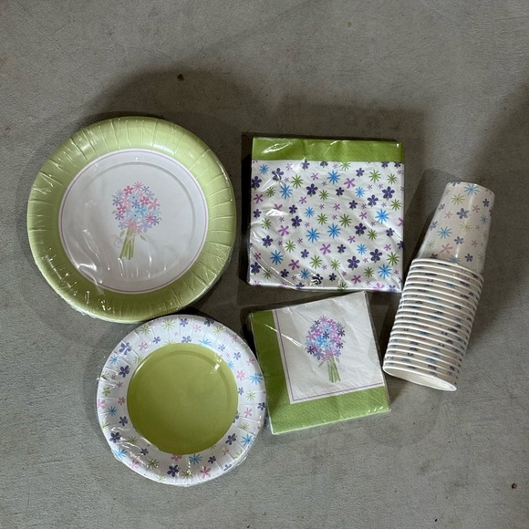 NEW flower bouquet paper plates, napkins & cups 20 count each - Picture 1 of 2